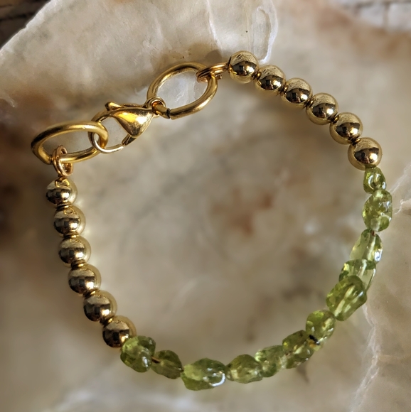 Natural Peridot Chips And Gold Beads In Half And Half Design Bracelet - Picture 3 of 7